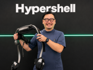     Hypershell 高尾山AI外骨格登山体験会に同行するふかざわ整骨院グループ院長 深澤将志